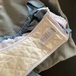 Schritt 3: Einlage aus der Tasche ziehen